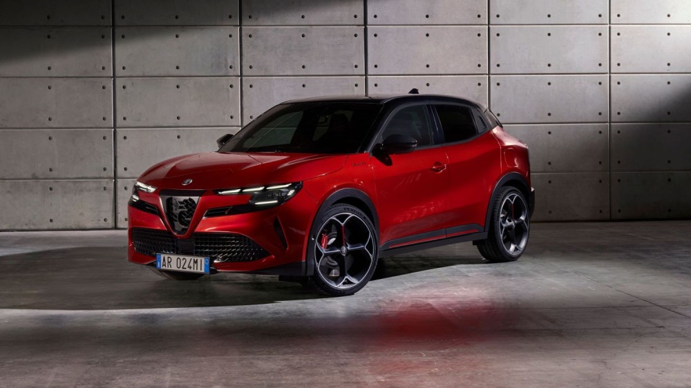 Alfa Romeo Junior (2025): Lækker design, men trang kabine