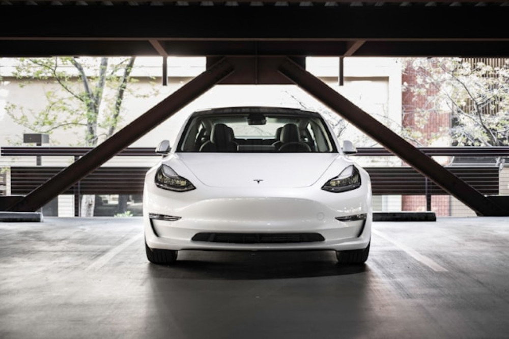 Tesla Model 3 set fra siden